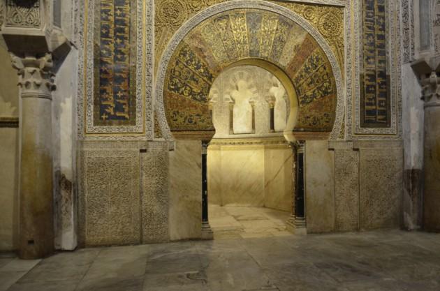 Kurtuba Camii'nin en güzel kısmı, mihrabı ve minberidir. Mihrap at nalı şeklindedir.