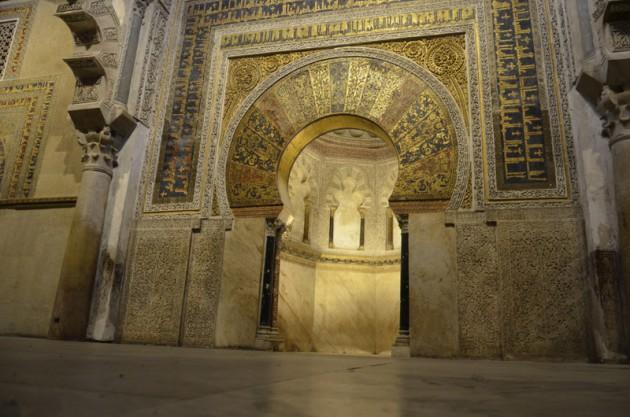 Bu muhteşem caminin ortasına bir kilise yerleştirmek için 63 adet çok güzel sütun yıkılmış ve cami 1523'te katedrale çevrilmiş.