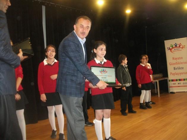 <p>Program kapsamında Darüşşafaka'lı öğrenciler arasında düzenlenen şiir, kompozisyon ve resim yarışmalarında dereceye giren öğrencilere Bağcılar Belediye Bakanı Lokman Çağırıcı ve protokol ödül verdi.</p>