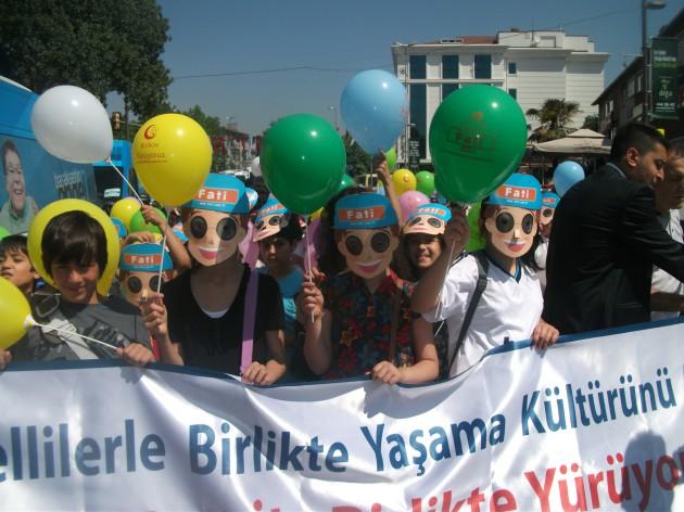 Görme engelli karakter FATİ, Engelliler Haftasında ‘’Birlikte Yürüyoruz Kampanyası’’ faaliyetleri çerçevesinde Ankara ve Konya şubeleri ile eş zamanlı olarak bir yürüyüş gerçekleştirdi.