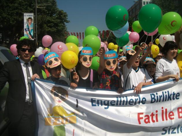 Coşku dolu anlar yaşanan yürüyüşte, Fati’nin maskesini takıp ellerine de balonlarını alan çocuklar, ‘’Birlikte Yürüyoruz, Engelsiz Yürüyoruz, Hayatı paylaşabilmek için Birlikte Yürüyoruz, Birbirimizi doğru anlayabilmek için Birlikte Yürüyoruz, Birlikte yürüyebilmek için Birlikte Yürüyoruz, FATİ ile Yürüyoruz’’ gibi sloganlar attı.