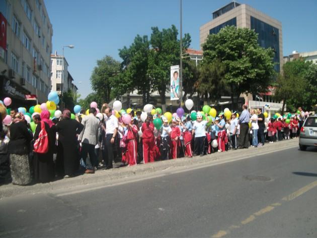 Yürüyüşe, Aile ve Sosyal Politikalar Bakanlığı, İstanbul Valiliği, İstanbul İl Milli Eğitim Müdürlüğü, Başakşehir, Esenler ve Üsküdar Belediyelerinin işbirliği ile yürütülen Birlikte Yürüyoruz Kampanyasının öncülüğünü yapan, Türkiye Beyazay Derneği Başkanı Sayın Lokman AYVA, Birlikte Yürüyoruz Kampanyası Genel Koordinatörü Hasan Feyzi GİRAY, 