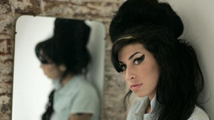 <p><strong>Amy (2015) </strong><br />
<br />
Dünyanın gelmiş geçmiş en iyi soul ve jazz müzik solistlerinden biri olarak gösterilen Amy Winehouse’un müzik kariyerini anlatan bir belgesel</p>
