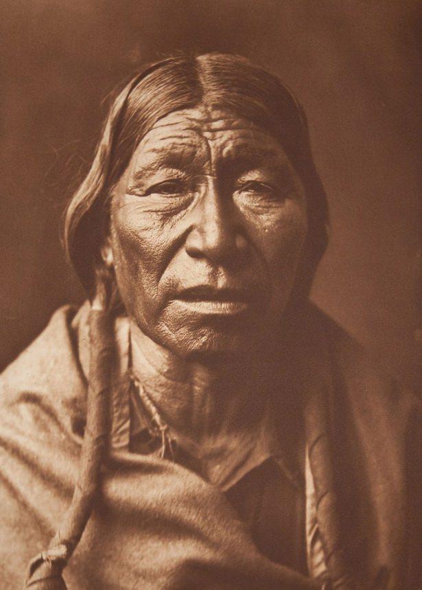 <p>1900'l&uuml; yılların başında Seattle'lı bir fotoğraf&ccedil;ı Edward Curtis, Amerika Birleşik Devletleri'nin batısına giderek Batı toplumunun hen&uuml;z ulaşamadığı Kızılderili kabilelerinin yaşadığı topraklara gitti. Curtis, son kalan 80 Kızılderili kabilesini tamamen yok olmadan &ouml;nce kayıt altına aldı.</p>

<p>&nbsp;</p>

