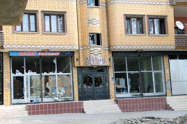 <p>Güvenlik güçlerine ateş açarak çatışmaya giren PKK'lılar, kurdukları barakatta tuzakladıkları patlayıcıyı infilak ettirdi. Bu patlama ve kentte meydana gelen diğer olaylarda 1'i öğretmen 9 kişi yaralandı.</p>