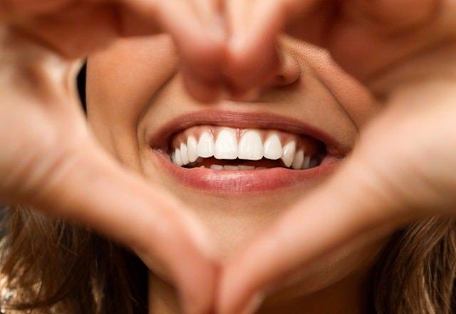 <p><strong>Diş bakımı</strong></p>
<p>Düğün gününde kusursuz bir gülümsemeye sahip olmak için dişlerdeki renk bozuklukları ve lekerin giderilmesi için lazerli beyazlatma yöntemi ya da 1 tatlı kaşığı karbonatla 1 tutam tuz, birkaç damla sirkeyi karıştırarak diş fırçanızın üzerine sürün ve fırçalayın.</p>
<p> </p>