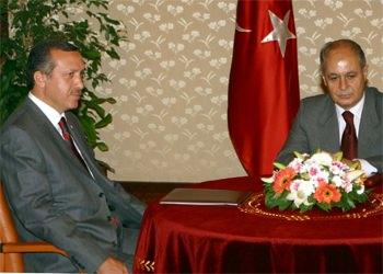 <p>Aynı yılki genel seçimler öncesinde 'e-muhtıra' olarak bilinen, 27 Nisan tarihinde Genelkurmay Başkanlığı'nın internet sitesinde hükümete karşı yayınlanan bildiri seçimleri farklı bir boyuta taşıdı.</p>
<p> </p>