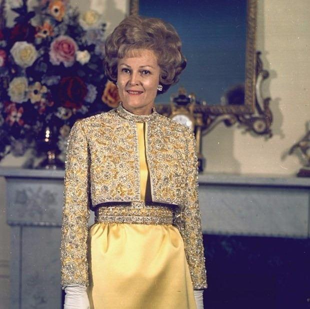 <p>Thelma “Pat” Nixon</p>

<p>Thelma “Pat” Nixon, 1969-1974 yılları arasında Beyaz Saray’daydı. Thelma “Pat” Nixon, her zaman eşi Richard Nixon’ın kampanyalarını destekledi, onun için çalıştı. “Modaya uyan” biri olarak hatırlanmadı ama stili her zaman feminen, şık ve kusursuz bulundu. Kıyafetleri muhafazakar olsa da tercih ettiği renkler parlak, karışıktı, göz alıcı desenler taşıyordu. Bir açılış konuşmasında giydiği Karen Stark imzalı bu altın, gümüş ve kristal karışımı tasarım, first lady’nin en çok akıllarda kalan seçimi oldu.</p>
