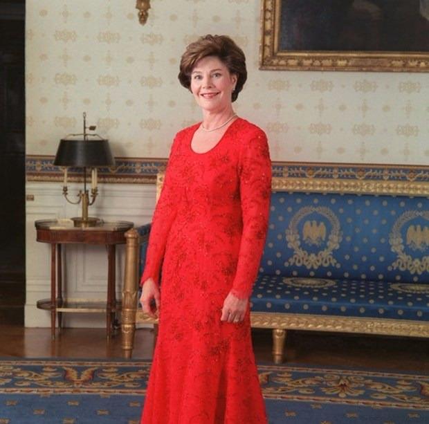 <p>Laura Bush</p>

<p>Bir eğitimci olan Laura Bush, George W. Bush’un eşi olarak 2001-2009 yılları arasında Beyaz Saray’daydı. Hiçbir zaman moda trendlerini takip eden biri olmadı ama her zaman şık kıyafetleriyle tanındı. First lady’nin en sevdiği renk kırmızıydı. Oscar de la Renta imzalı bu kırmızı elbise, Bush’un en akılda kalan kıyafeti oldu.</p>
