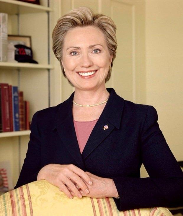 <p>Hillary Clinton</p>

<p>ABD başkanlık seçimini Donald Trump’a karşı kaybeden Hillary Clinton, eşi Bill Clinton 1993-2001 yılları arasında ABD başkanıyken Beyaz Saray’da first lady olarak bulundu. O dönemde Kraliçe Elizabeth’in tarzından ilham aldığı düşünülen Hillary Clinton, tek renkli kıyafetleriyle akıllarda kaldı. Oscar de la Renta, Sarah Phillips ve Barbara Matera gibi tasarımcıların kıyafetlerini giymeyi tercih eden Clinton, genelde pantolon ve ceketten oluşan takım elbiseleriyle hatırlanıyor. Clinton, başkanlık seçimi sürecinde de canlı renklerdeki takım elbiseleriyle boy göstermeye devam etti.</p>
