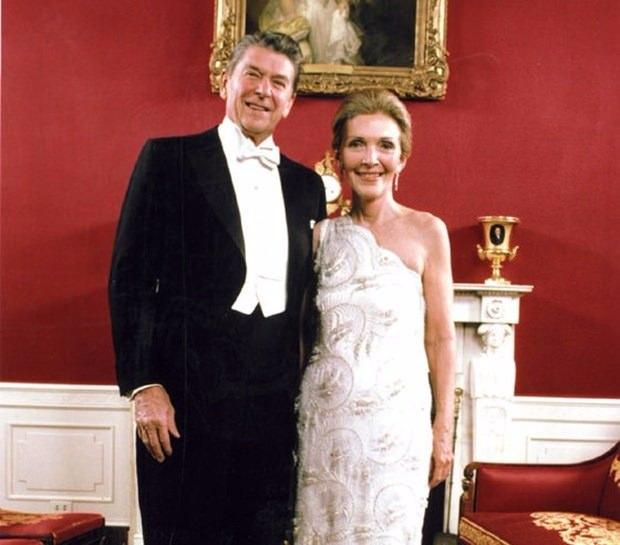 <p>Nancy Reagan</p>

<p>Ronald Reagan ile birlikte 1981-1989 yılları arasında Beyaz Saray’da olan Nancy Regan hakkında, saraya şık “Kennedy” stilini geri getirdiği yorumları yapıldı. En popüler first lady’lerden biri olan Reagan, pahalı seçimleriyle sık sık eleştirildi. First lady olmadan önce Hollywood oyuncusu olan Reagan’ın en sevdiği renk, altın rengi dokunuşları olan kırmızıydı. Düz renklerden pek hoşlanmayan Reagan’ın favori tasarımcısı James Galanos’tu. Galanos’un Reagan için tasarladığı kırmızı kıyafetlerden sonra “Reagan kırmızısı” diye bir renk moda dünyasında popüler oldu.</p>
