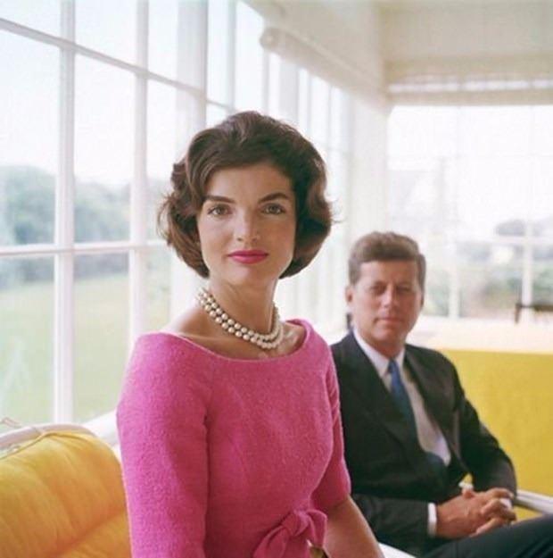 <p>Jacqueline Kennedy</p>

<p>John F. Kennedy’nin eşi olarak 1961 ile 1963 yılları arasında Beyaz Saray’da olan Jacqueline Kennedy, döneminin en önemli trendlerini giyimine yansıtmasıyla biliniyor. Moda denince Amerikan tarihinin en sembol isimlerinden biri olan Kennedy, minik şapkaları moda dünyasına tanıtan ilk isimlerden biri oldu. Tasarımcı Halston imzalı pek çok zarif şapkası olan Kennedy; büyük güneş gözlükleri, ipek fularlarıyla şıklığını tamamlamasıyla akıllarda yer edindi.</p>
