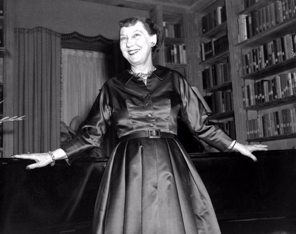 <p>Mamie Eisenhower</p>

<p>1953-1961 yılları arasında Beyaz Saray’da olan Dwight Eisenhower’ın eşi Mamie Eisenhower, özenli ve sempatik bir dış görünümüne sahipti. Her zaman genç bir tarzda giyinmeyi tercih eden Eisenhower için kıyafetin yaşına uygun olup olmaması önemli değildi. Paris’te pek çok defileye katılan Eisenhower, Dior tasarım evi belden sımsıkı saran uzun etek modasını başlattıktan sonra bu trendin takipçisi oldu. En sevdiği renk pembe olan Eisenhower, kürk giymeyi hep çok sevdi ve bol kürk paltolar giymeyi tercih etti. Onu her zaman yüksek topuklu ayakkabıyla görmek mümkündü.</p>
