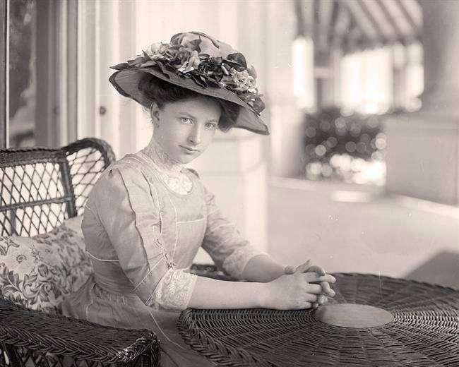 <p>Helen Taft</p>

<p>1909’dan 1913’e kadar görevde kalan William Howard’ın eşi</p>

<p>Helen Taft, 1900’lü yılların başlarındaki moda trendlerini tam manasıyla yansıtıyordu. Taft, uzun etek boyu, sıkı kollar gibi dönemin modasına uygun giysilerle hatırlanıyor. First lady, abartılı saç aksesuarları, çiçek ve fiyonklarla süslenmiş şapkalarıyla hafızalara kazındı. Taft’ın etekleri her zaman arkadan kuyruklu olurdu.</p>
