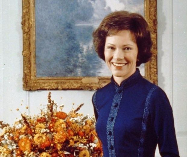 <p>Eleanor Rosalynn Carter</p>

<p>1977-1981 yılları arasında görevde olan ABD Başkanı Jimmy Carter’ın eşi Eleanor Rosalynn Carter, eşinin hem en yakın danışmanı hem de en büyük taraftarıydı. First lady, oldukça muhafazakar bir giyim tarzı benimsemesiyle akıllarda yer edindi. Yüksek boğazlı giysileri ve pastel renk seçimiyle beğenilen Carter, kıyafetlerini çoğunlukla inci kolyeyle tamamlamayı tercih ederdi.</p>
