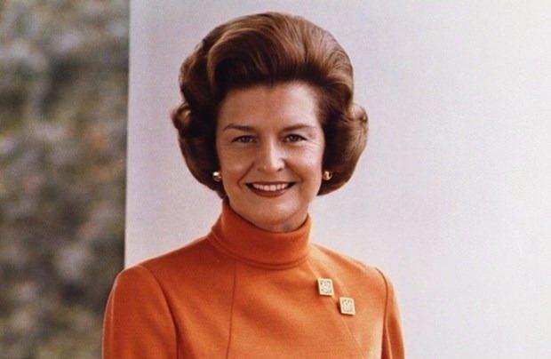 <p>Betty Ford</p>

<p>Başkan Gerald Ford ve eşi Betty Ford 1974-1977 yılları arasında Beyaz Saray’da kaldı. Aynı zamanda bir kadın hakları aktivisti olan Betty Ford’un en sevdiği renk yeşildi. First lady sıklıkla tercih ettiği yeşil renkli kıyafetleriyle hafızalara kazındı. 1975 yılında Beyaz Saray’da verilen bir davette bu turuncu elbiseyi giymeyi tercih etmişti. Ford, yeşil giymediği zamanlarda turuncu, kırmızı, pembe gibi canlı renkleri giymeyi seviyordu. Ford’un kendine has first lady stili dikkat çekiciydi.</p>
