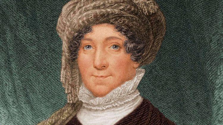 <p>Dolley Madison</p>

<p>James Madison 1809-1817 yılları arasında başkanlık yaparken, o yıllarda başkan eşi diye resmi bir statü tanınmıyordu. Hiç fotoğrafı olmayan Dolley Madison’ın resimlerdeki görüntüsü, yaşadığı dönemin en şık kadınlarından biri olduğunu gözler önüne seriyor. Yüksek belli elbiseler giyen Madison, o dönemin modası olan beyaz ve beyaza yakın tonlarda giyinmeyi tercih ediyordu. First Lady Madison, arkadan topladığı saçlarının üstüne şapka takarak şıklığını tamamlıyordu.</p>
