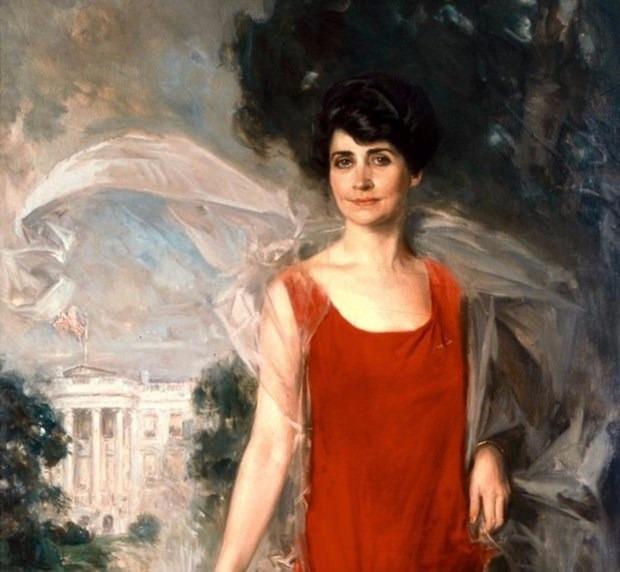 <p>Grace Anna Coolidge</p>

<p>30’uncu ABD Başkanı Calvin Coolidge’in eşi Grace Anna Coolidge, 1923-1929 yılları arasında Beyaz Saray’daydı. Koyu ve kısa saçları, ince bedeni, tüm düz elbiseleri giymesine müsaade ediyordu. Coolidge, kırmızı başta olmak üzere canlı renkler giymeyi tercih ediyordu. 1920’lerde kadınların spor yapmaları popüler hale gelince, spor giysiler de moda oldu. Coolidge de kadınları spor yapmaları için teşvik eden bir first lady idi.</p>
