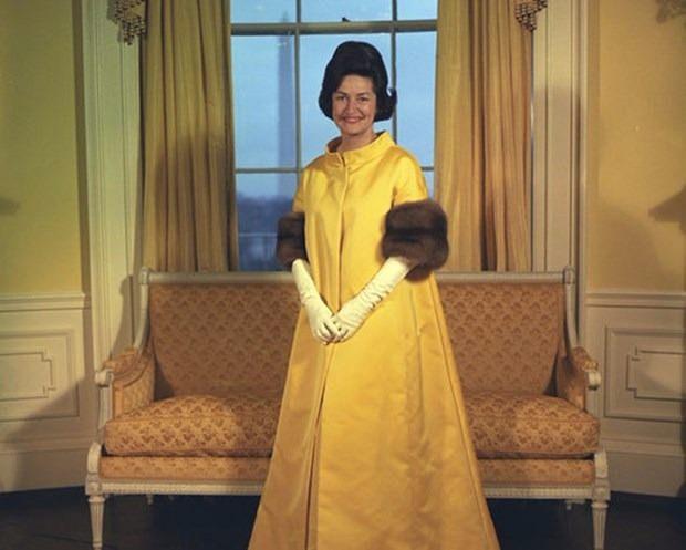 <p>Lady Bird Johnson</p>

<p>36’ncı ABD Başkanı Lyndon Johnson’ın eşi Lady Bird Johnson, 1963-1969 yılları arasında saraydaydı. Eşine yardım eden ve ilk kampanyasını finanse eden ve kongre çalışmalarına katkıda bulunan Johnson, Jacqueline Kennedy’nin halefi olarak kendine has bir stile sahipti. En yeni tasarımcıları destekleyerek, doğaya ait elementleri tasarımlarında kullanmaları için onlara ilham vererek modayı etkiledi.</p>
