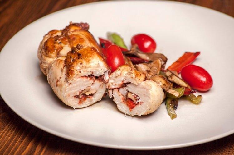 <p>Salmonella gibi yüzey bakterileri, tavuk etinin içerisine girebilir. Tavuğu uygun sıcaklıkta iyice pişirerek bakterileri yok edebilirsiniz.</p>

<p> </p>

