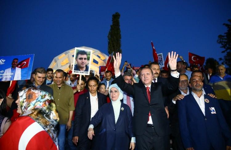 <p><span style="color:#FFD700"><strong>The Guardian gazetesi ise, </strong></span>Cumhurbaşkanı Recep Tayyip Erdoğan'ın yazısıyla bugün okurlarının karşısına çıktı. Erdoğan'ın köşe yazısının başlığı 'Türkiye, darbe girişiminin birinci yıldönümünde demokratik değerleri savunuyor.' Cumhurbaşkanı, FETÖ destekçilerine sığınma hakkı tanıyan Batılı ülkelerin Türk halkının yarasına tuz bastığını söyledi.</p>
