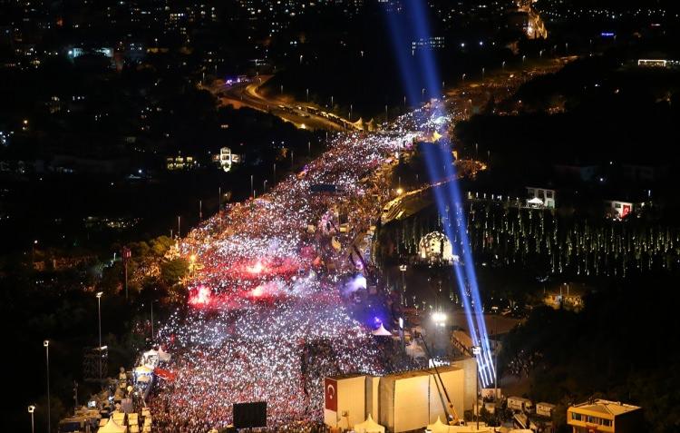 <p><span style="color:#FFD700"><strong>Reuters haber ajansı,</strong></span> TBMM'de düzenlenen '15 Temmuz Demokrasi ve Milli Birlik Günü' özel oturumunda Cumhurbaşkanı Tayyip Erdoğan ve muhalefet partisi üyelerinin bir araya geldiğini yazdı.</p>
