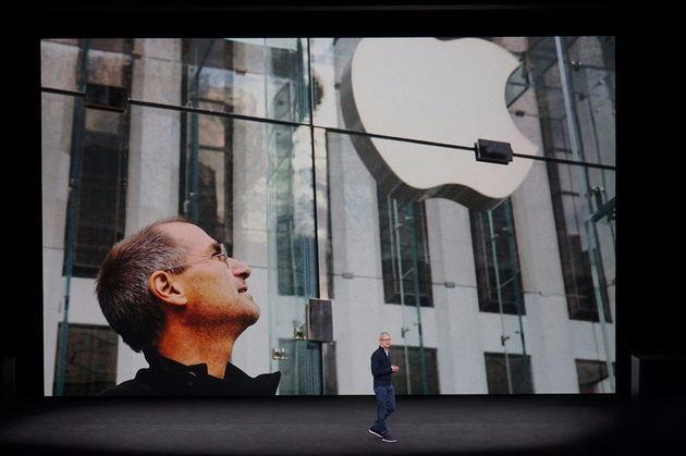 <p><strong><span style="color:#FFD700">20:04</span> </strong>Şirketin kurucusu Steve Jobs'a saygı duruşu niteliğinde bir açılış oldu. Jobs'un resimleri ekrana geliyor ve iPhone'un çıkışının 10. yılında Jobs anılıyor.<br />
 </p>
