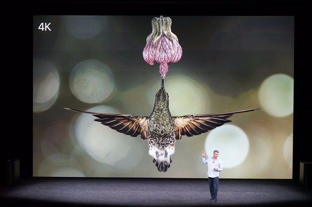 <p><strong><span style="color:#FFD700">20:40</span> </strong>Apple TV, 2015'ten bu yana ilk kez yazılım güncellemesi yaşıyor. tvOS, Siri'li kumandaya sahip cihazın fiyatını da 149 dolardan 99 dolara indiriyor. İşte karşımızda Apple TV 4K.</p>