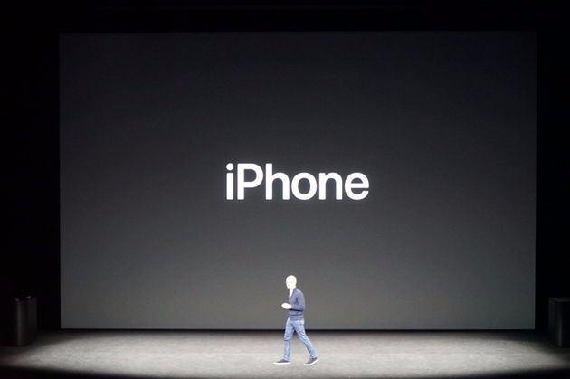 <p><strong><span style="color:#FFD700">20:55</span> </strong>Dokunmatik ekran kalitesiyle, Siri'yle FaceTime ve iMessage ile hayatımızı değiştiren telefonun 10. yılı...</p>
<p> </p>