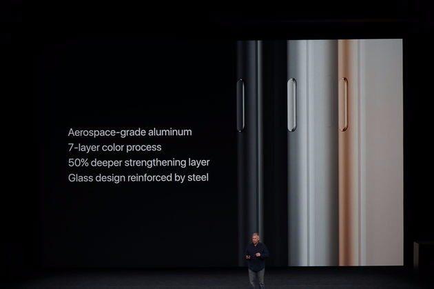 <p><strong><span style="color:#FFD700">20:54 VE SIRADA DÜNYANIN BEKLEDİĞİ iPHONE!</span></strong></p>
<p><strong>20:55 </strong>Dokunmatik ekran kalitesiyle, Siri'yle FaceTime ve iMessage ile hayatımızı değiştiren telefonun 10. yılı...</p>