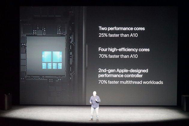 <p>Altı çekirdekli A11 Bionic işlemciyle gelen cihazlar suya ve toza karşı dayanıklı. Arka panelde camı tercih eden Apple, yeni telefonlarına iPhone 7’den yüzde 25 daha fazla ses veren hoparlörler yerleştirmiş. İşlemci A10'a göre 6 kat daha hızlı. GPU 3 boyutlu uygulamalarla uyumlu.</p>