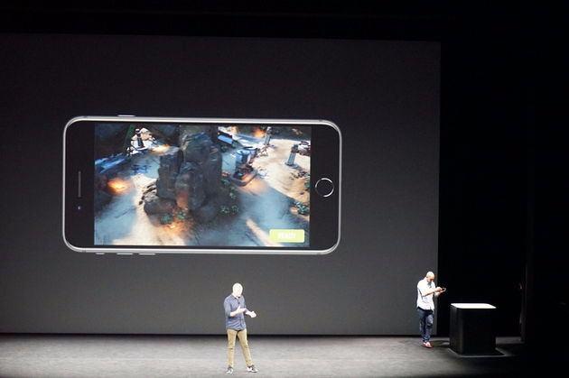 <p><span style="color:#FFD700"><strong>21:01</strong></span> Grafik işlemci Metal 2 sistemiyle oyun ve 3D uygulamaları çalıştırabilecek. Apple'ın tasarladığı grafik işlemci A10'a göre yüzde 30 hızlı ve A10 performansını da yarı güç tüketimiyle gerçekleştirebiliyor.</p>
