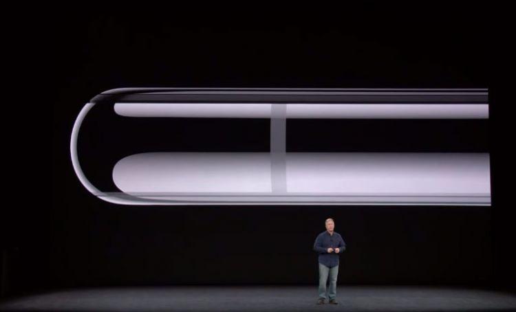 <p><strong><span style="color:#FFD700">21:20</span> </strong>Cook bir sürpriz yaptı ve 'İşte telefonun geleceği' diyerek iPhone X'i tanıtmaya başladı.</p>
