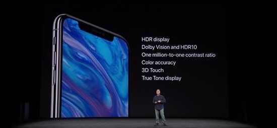 <p><span style="color:#FFD700"><strong>21:25</strong></span> HDR, Dolby Vision ve HDR10 destekli cihaz 1.000.000:1 kontrast oranıyla lüks bir TV'yi andırıyor. Ayrıca ekranda önceki modellerden alıştığımız 3D Touch da mevcut.</p>
<p><span style="color:#FFD700"><strong>21:26</strong></span> Telefonda 'home' yani ana ekran tuşu yok. Ekrana dokunarak açabilirsiniz ya da yerinden kaldırmanız yeterli.</p>