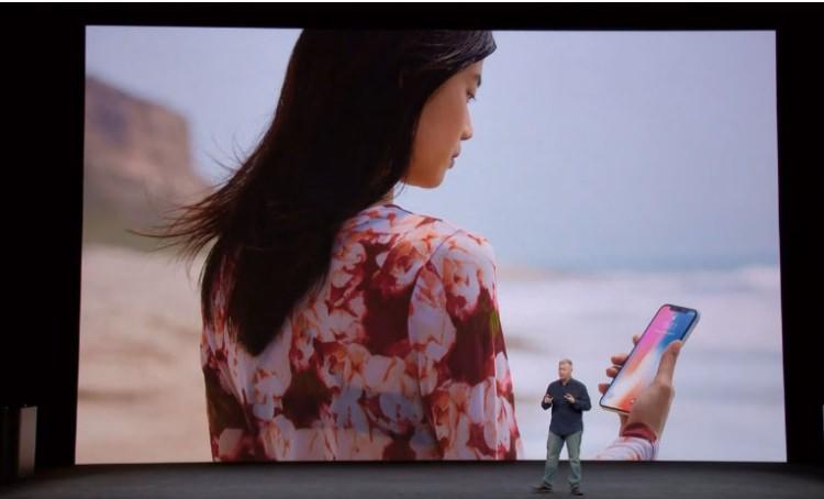 <p><strong><span style="color:#FFD700">21:24</span> </strong>OLED ekranlı ilk iPhone olan iPhone X, geleneksel OLED'den de farklı olduğu iddiasında. Süper Retina, klasik OLED'e göre daha ince, daha parlak, daha geniş renk desteği ve doğruluğuna sahip.</p>
