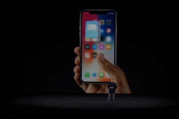 <p><span style="color:#FFD700"><strong>21:30</strong></span> Bu işlemleri A11 yaptığından A11 Bionic adını taşıyor. İnsan sinir sistemine benzeyen yapısıyla yapay zeka destekli yüz tanıma gerçekleştiriliyor.</p>

<p><strong><span style="color:#FFD700">21:32</span> </strong>Verileriniz güvenle cihazda tutuluyor. Yani bir sunucuya aktarılmıyor. Parmak izinde cihazı aldatma payı 50 binde 1'ken, yüz tanıma ile Apple bu oranın 1 milyonda 1'e düştüğünü söylüyor.</p>
