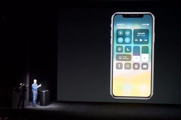 <p><span style="color:#FFD700"><strong>20:37</strong> </span>Artık eğlenmek için uygulama kurmaya gerek yok. iPhone X'in artırılmış gerçeklik destekli yazılımı birçok yerde karşımıza çıkacak.</p>
