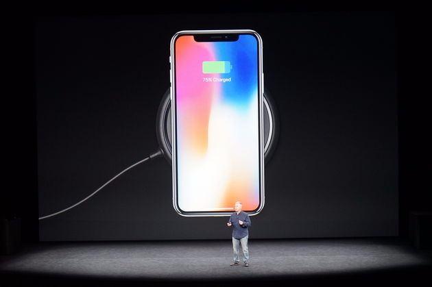 <p><span style="color:#FFD700"><strong>21:42</strong></span> Pil ömrü iPhone 7'ye göre iki saat daha uzun olacak! Bu cihazda da kablosuz şarj mevcut. Yine Qi standardı kullanılmış. Aynı yere şirketin kablosuz kulaklıkları Apple AirPods'u koyarak onları da şarj etmek mümkün olacak.</p>
