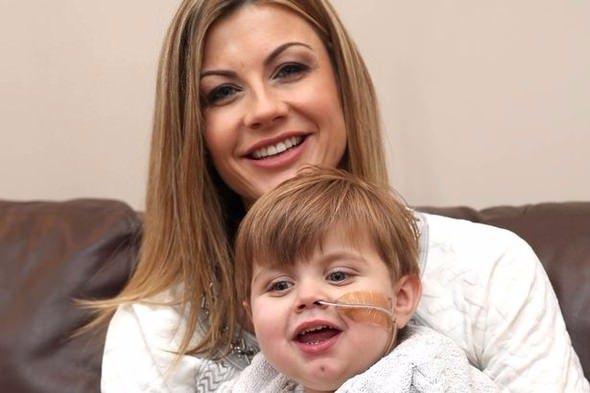 <p>İrlanda'da ikamet eden 34 yaşındaki Sarah Lamont, doğuştan böbrek hastası olan oğlunu kurtarmak için iki organını bağışladı.</p>
