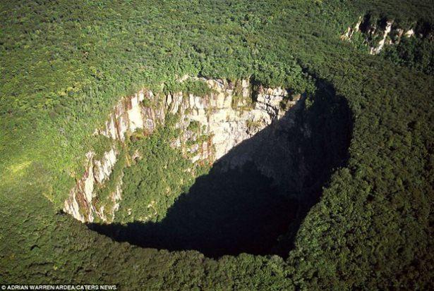 <p><strong>Yağmur Ormanı Çöküğü (Kaua-Sarisarinama Milli Parkı, Venezüella)</strong></p>

<p>Çökükler yer yüzeyindeki çukurların doğal yollardan daha da çökmesiyle meydana geliyor.</p>

