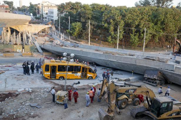<p>Arjantin Milli Takımı kampına 10 km uzaklıkta San Juan Bautista semtinde meydana gelen olayın görgü tanıkları, köprünün blok halinde çöktüğünü söyledi.</p>