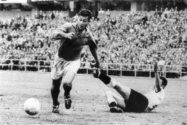 <p><strong>4. Just Fontaine</strong></p>
<p> </p>
<p>Ülkesi: Fransa Gol sayısı: 13</p>