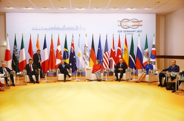 <p>Karşılamanın ardından G20 liderleri, "Terörle Mücadele" temalı toplantıda bir araya geldi. </p>