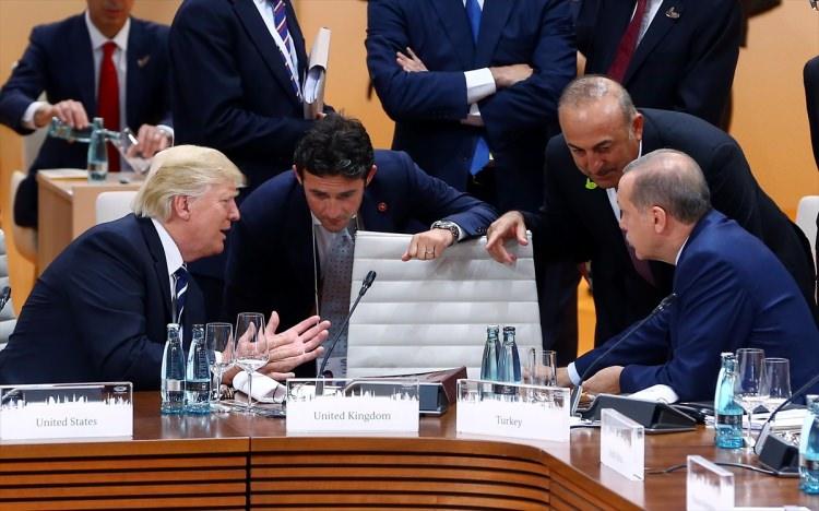 <p>Cumhurbaşkanı Recep Tayyip Erdoğan, Almanya'nın Hamburg kentinde düzenlenen G20 Liderler Zirvesi kapsamında yapılan bir oturumda, ABD Başkanı Donald Trump ile bir süre görüştü. Görüşmede Dışişleri Bakanı Mevlüt Çavuşoğlu da yer aldı.</p>

<p> </p>
