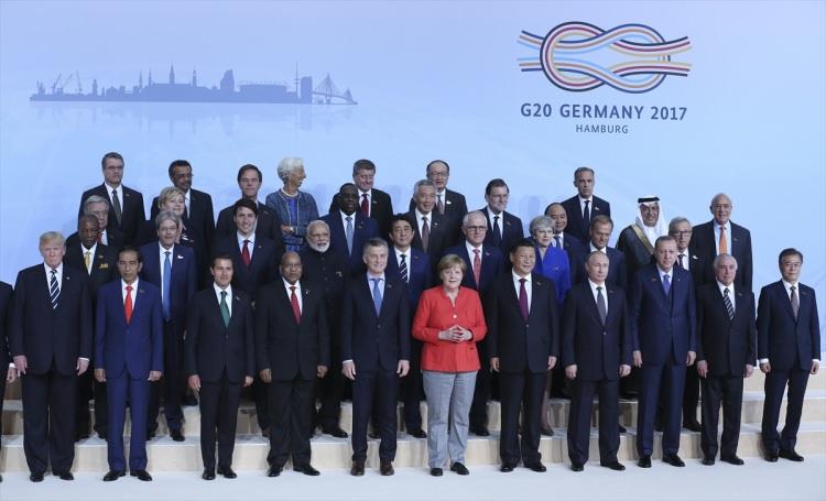 <p>Toplantı sonrası çekilen aile fotoğrafında Cumhurbaşkanı Recep Tayyip Erdoğan, ABD Başkanı Donald Trump, Endonezya Cumhurbaşkanı Joko Widodo, Meksika Devlet Başkanı Enrique Pena Nieto, Arjantin Devlet Başkanı Mauricio Macri, Çin Devlet Başkanı Xi Jinping, Rusya Devlet Başkanı Vladimir Putin, Güney Kore Cumhurbaşkanı Moon Jae-in, Kanada Başbakanı Justin Trudeau, Hindistan Başbakanı Narendra Modi, Japonya Başbakanı Şinzo Abe, İngiltere Başbakanı Theresa May, Norveç Başbakanı Erna Solberg, İtalya Başbakanı Paolo Gentiloni, İspanya Başbakanı Mariano Rajoy ve Brezilya Devlet Başkanı Michel Temer de yer aldı.</p>