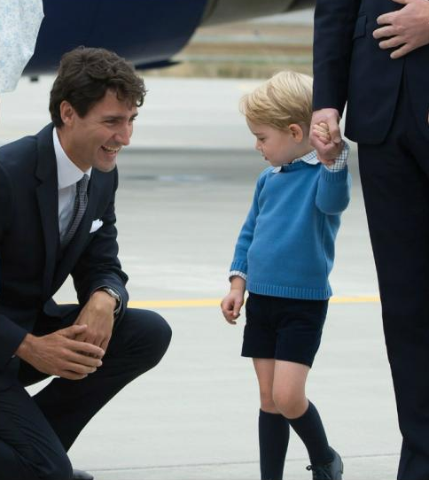 <p>Benzer bir kare aylar sonra İngiliz Kraliyet ailesinin Kanada ziyaretinde gerçeleşti. Kanada Başbakanı Trudeau, 3 yaşındaki Prens George'la konuşabilmek için diz çöktü.</p>
