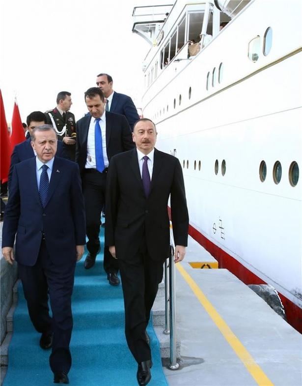 <p>Gün boyu Mabeyn Köşkü'nde ikili görüşmelerde bulunan Cumhurbaşkanı Recep Tayyip Erdoğan yemekten önceki son görüşmesini Azerbaycan Cumhurbaşkanı İlham Aliyev ile gerçekleştirdi. </p>
