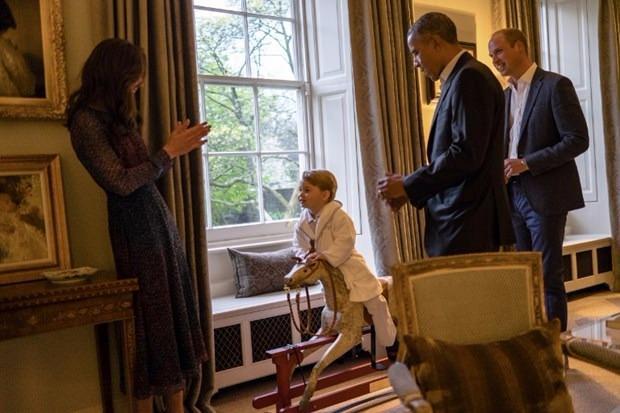 <p>Obama'nın Prens George ile sohbet ettiği fotoğraflar Kraliyet ailesi tarafından paylaşılmıştı.</p>
