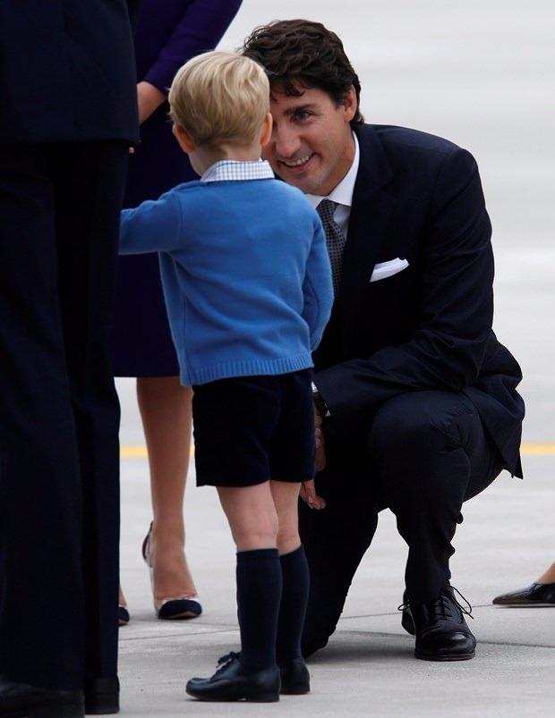 <p>Bu kareyle "Prens George'un yakışıklı Kanada Başbakanı Trudeau'dan rol çaldığı" iddia edildi.</p>
