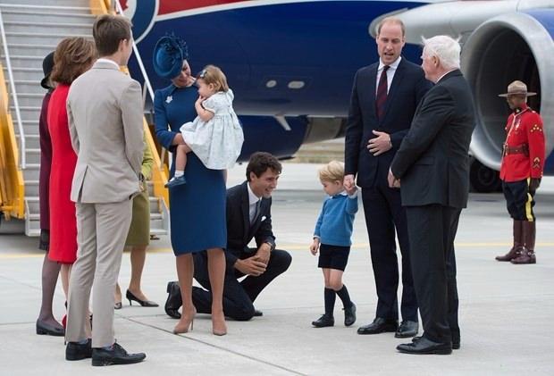 <p>Kanada Başbakanı Justin Trudeau da ABD Başkanı Obama gibi Prens George'un önünde diz çökerek sohbet etti.</p>

